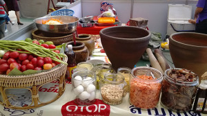 All ingredients are ready for the papaya salad 